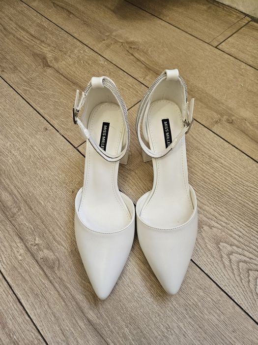 Продам белые туфли