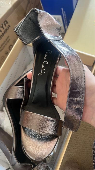 Продаю кожаные босоножки