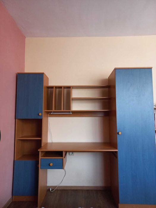 Бюро с надстройка и гардероб