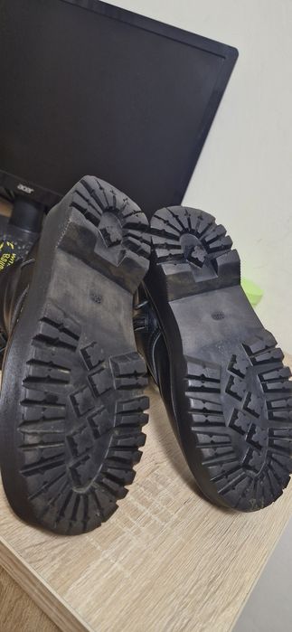 Bocanci cu platforma Dr. Martens