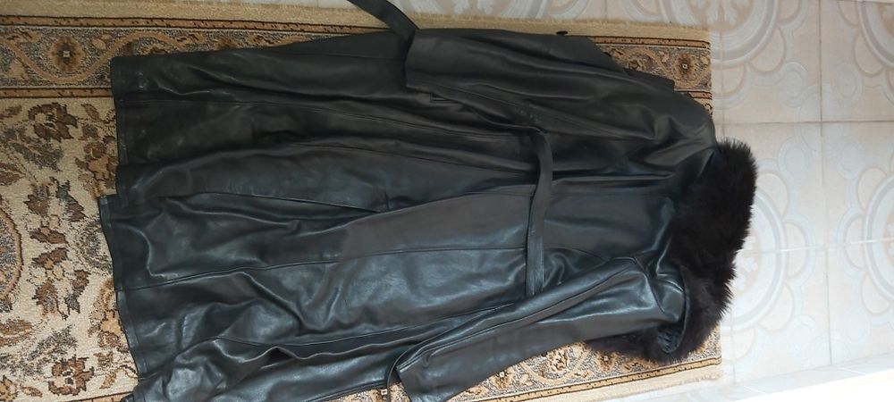 Vînd 2 haini de damă lungi din piele naturală!