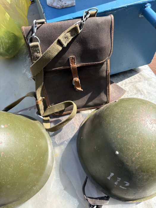 Продам две каски и планшет