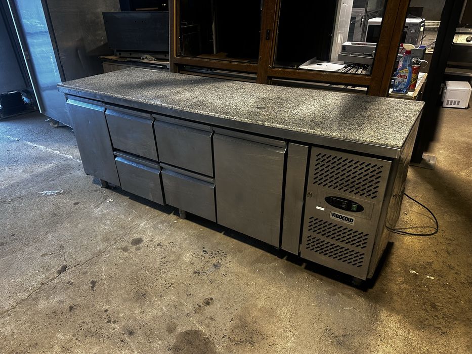 Хладилна  маса 224см