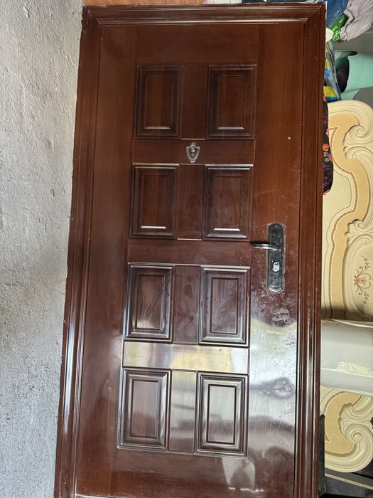 Продам дверь в среднем состояний