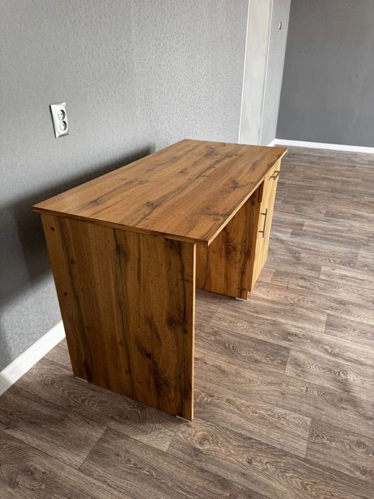 Продам офисную мебель (столы + стулья)