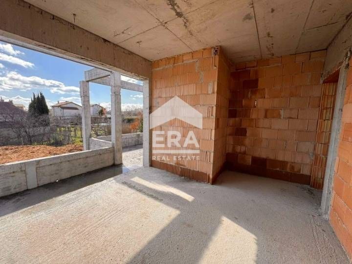 ЕКСКЛУЗИВНО! Двуетажна къща с двоен гараж, на етап пред Акт 14, в с. Д