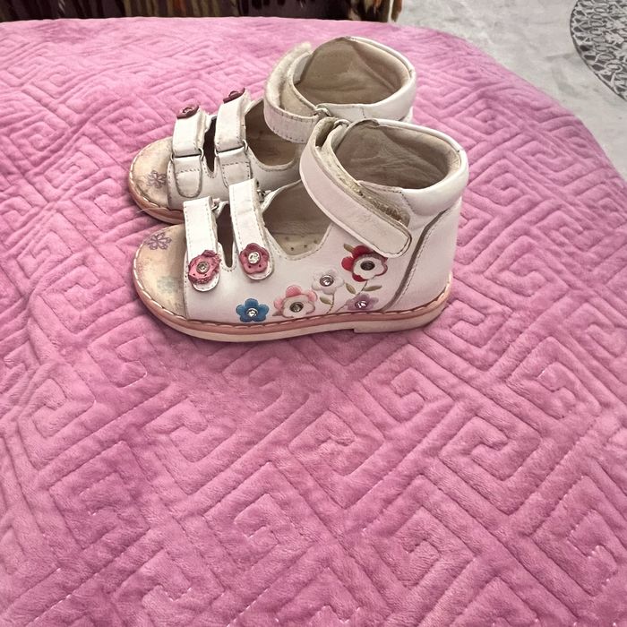 Продам Кожаные ортопедические сандали для девочек