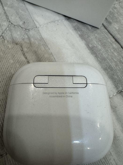 AirPods 4 новые Продам