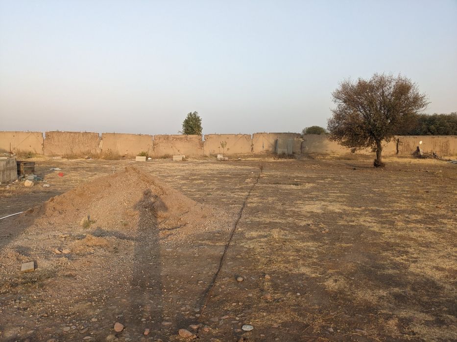 Yer uchastka sotiladi xujjatlari bor yarmixam sotiladi