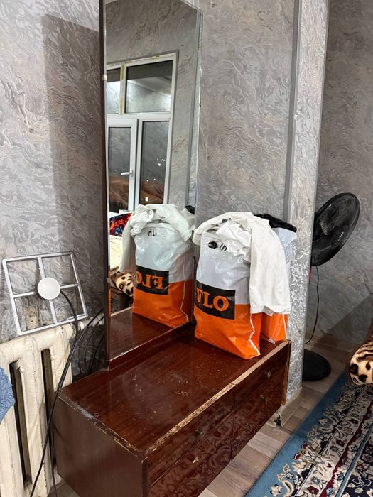 Продам шкаф и тумбу с зеркалом (комплект мебели)