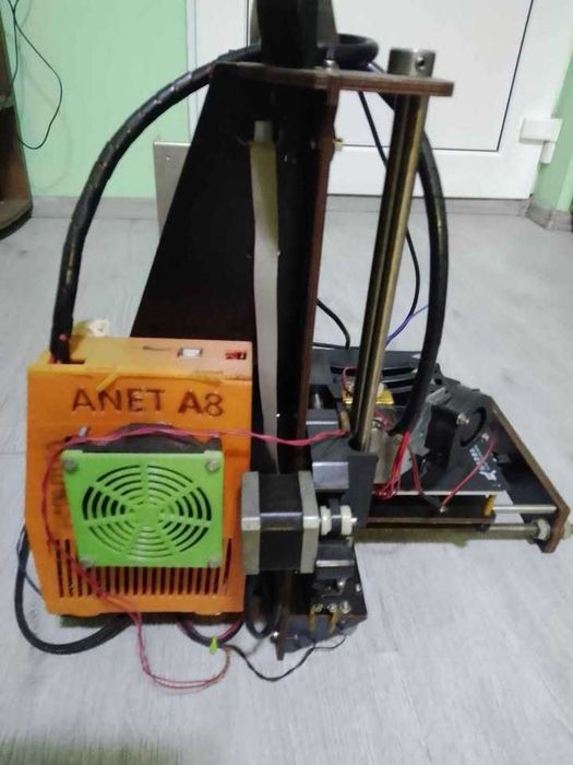 Vând imprimantă 3D în stare de funcționare sau pentru piese.