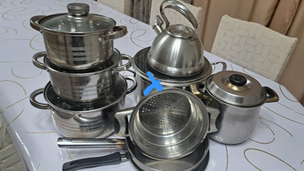 Набор кастрюлей и чайник