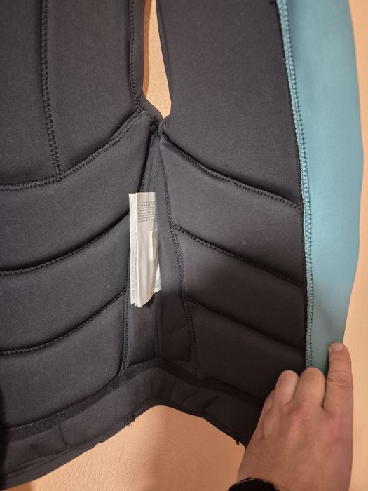 Продавам 2 броя спасителни жилетки