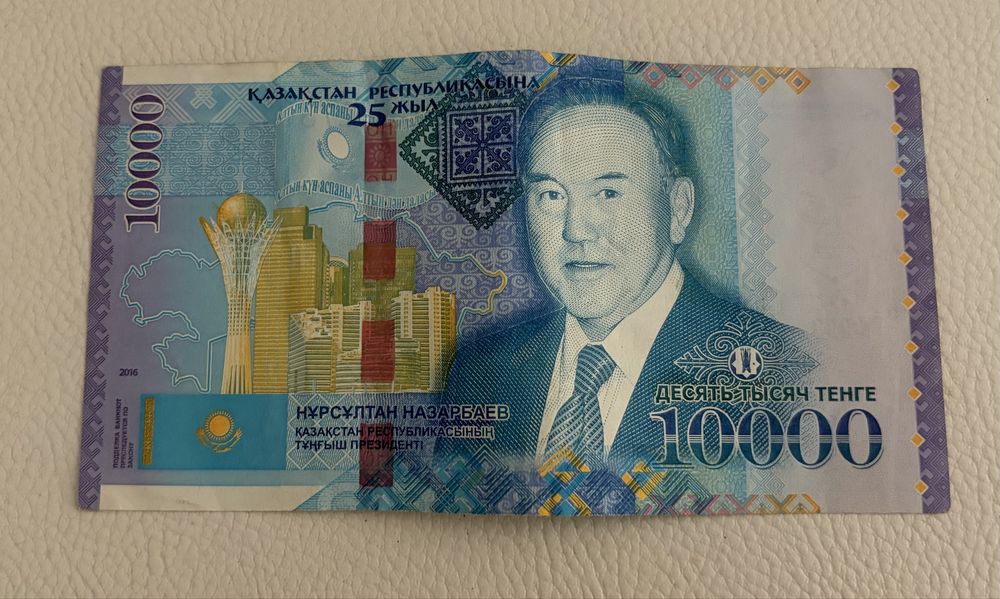 Продам коллекционную банкноту Казахстана 10 000 тенге 2011 года