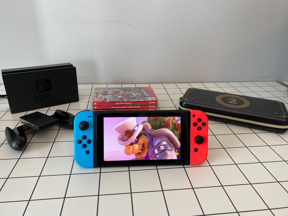 Nintendo Switch + 4 игри + Zelda кейс + microSD 256GB