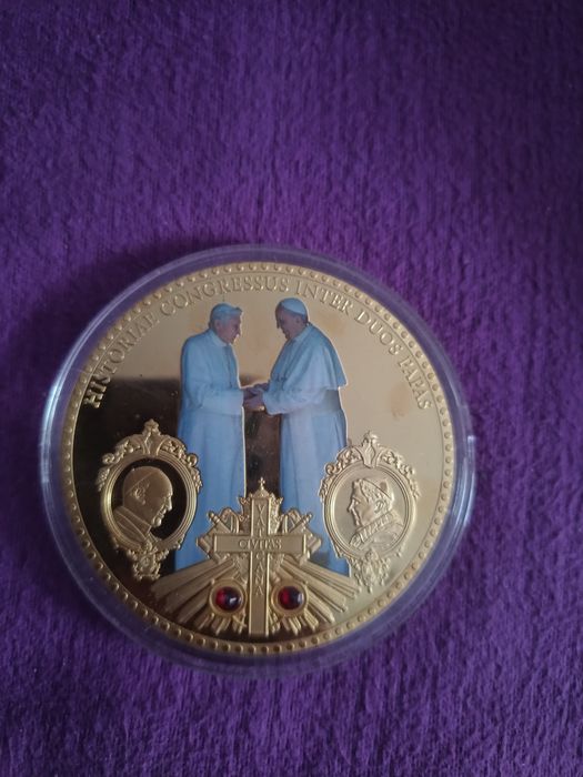 2 medalii mari cu Papa Francisc și Papa Benedict