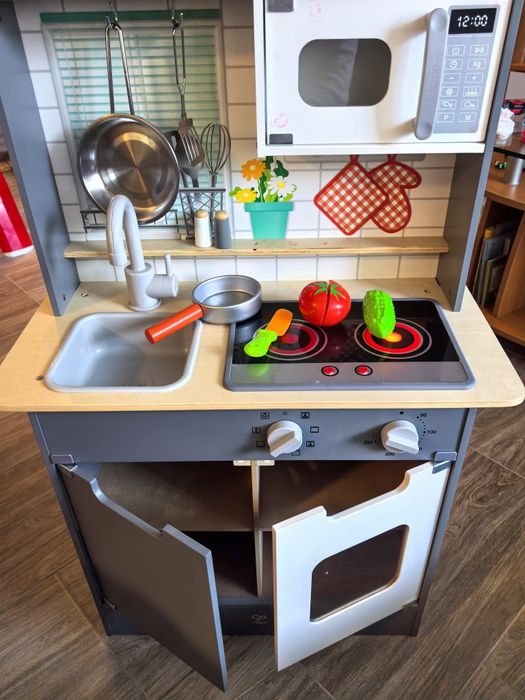 Детски дървена кухня и комплект за почисване