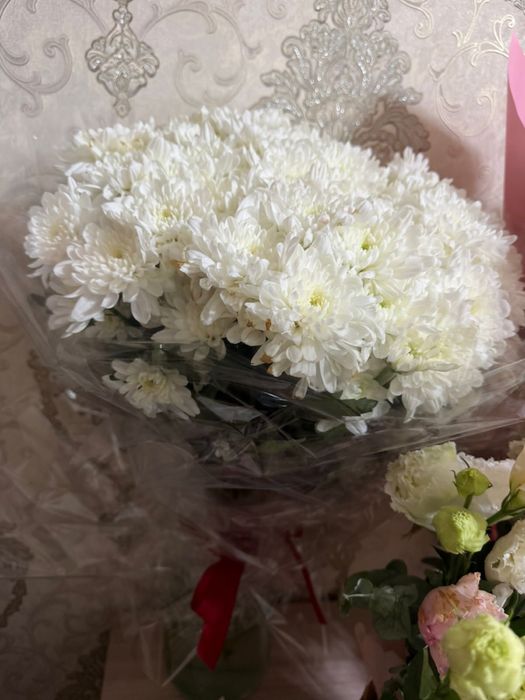 Букет белых кустовых хризантем