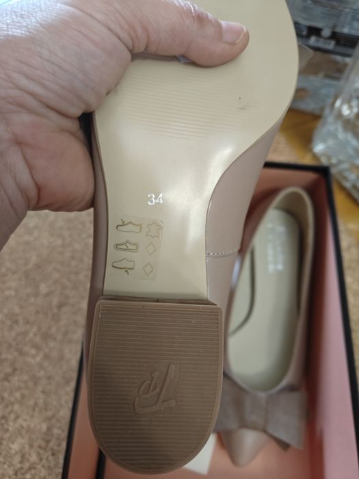 Vand incaltaminte noua