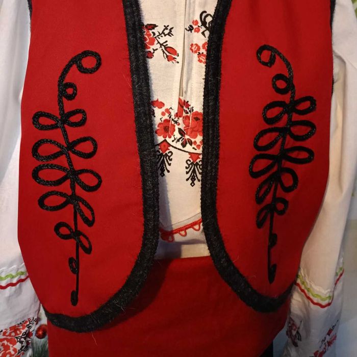 Народна носия със ширити за момче