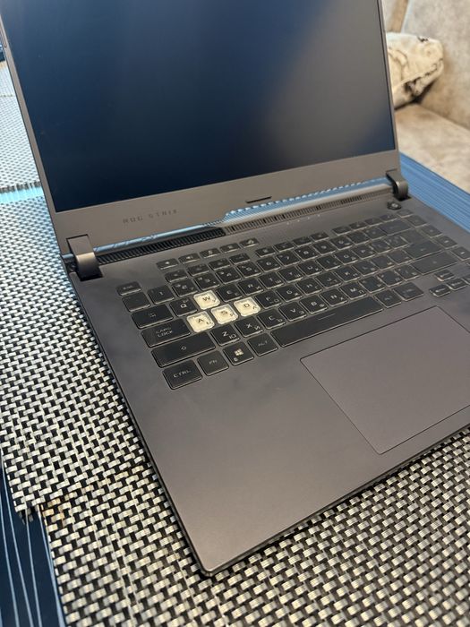 геймърски лаптоп ASUS ROG Strix G15 (като нов) + подарък Logitech PRO