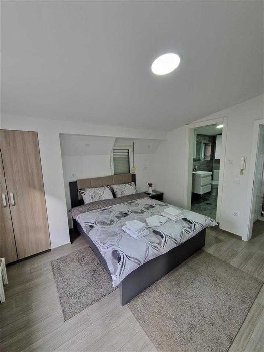 Дава се под наем Двустаен апартамент в Бургас, Лазур - 57 кв.м за 204 € - Снимка #1