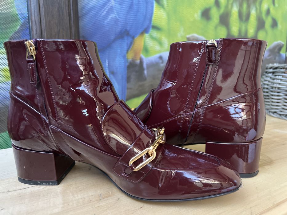 Ghete din piele lacuita ,Burberry