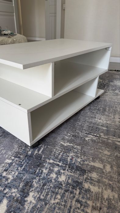 Белый журнальный стол