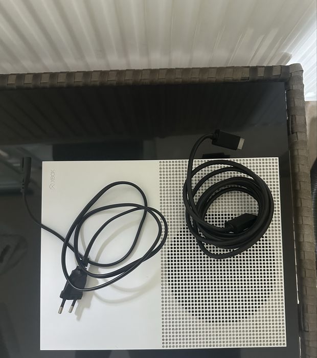 Xbox one S 1tb + 4 jocuri + cabluri