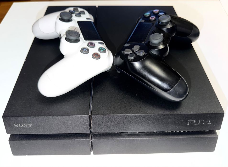 PS4 1TB + 2 manete originale + 10 jocuri in  stare foarte bună