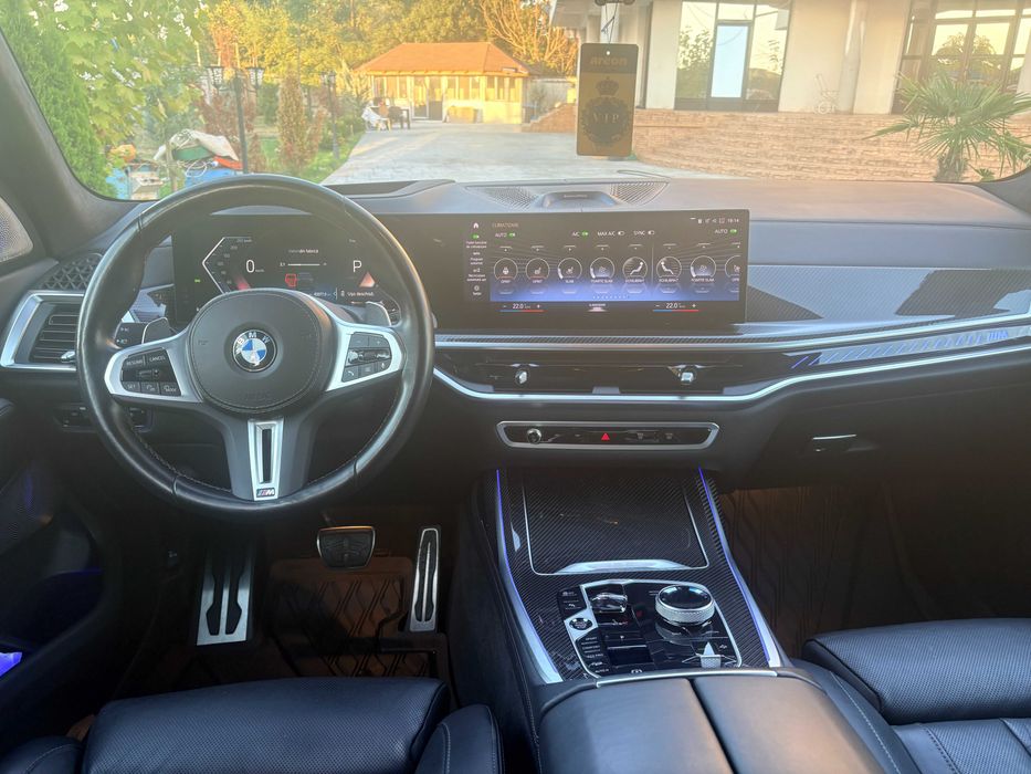 Se oferă spre vânzare BMW X7 M60i xDrive, într-o configurație premium, 7 locuri, cu doar 43.000 km.TVA deductibi