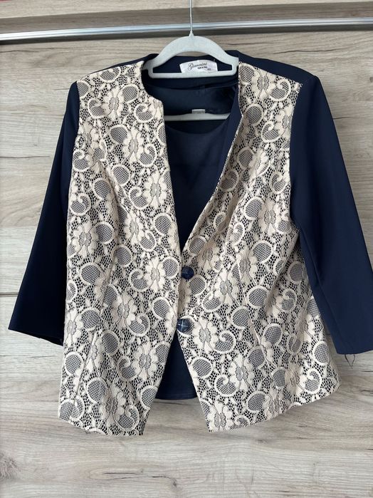 Costum de femei de vanzare