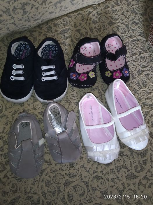 Продам детскую обувь до года .