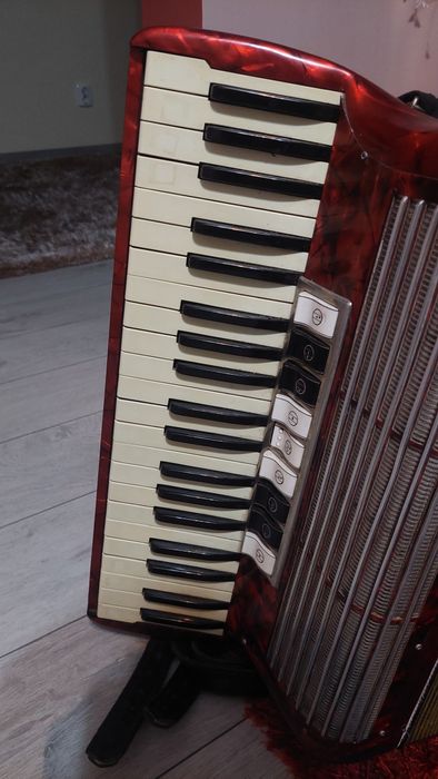 Vand Acordeon Hohner Tango 3
120 Basi 
9 Registre la.claviatura 
3 Reg