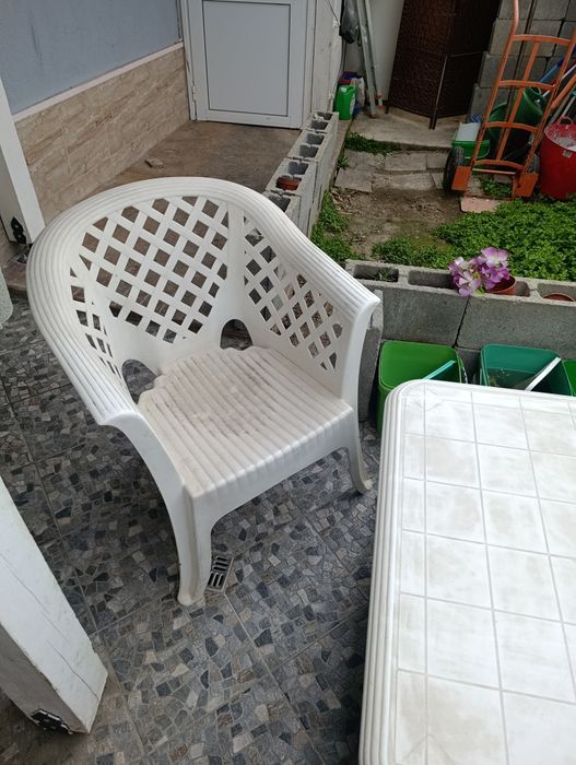 Пластмасови столове и маси