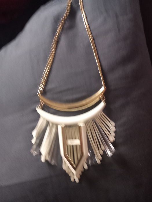 Vând colier alb cu auriu