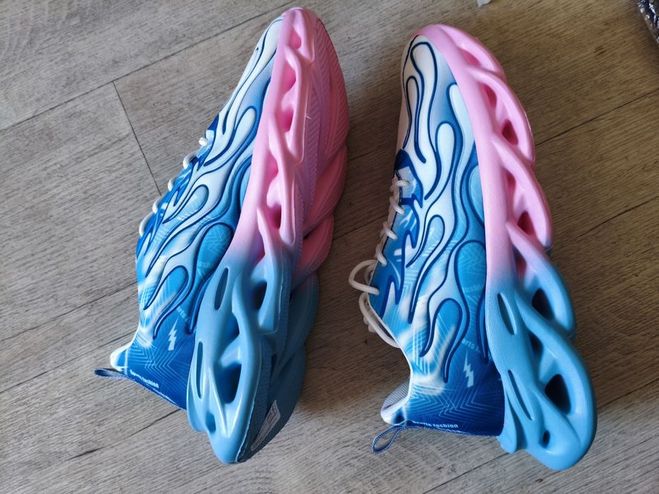 Кроссовки женские