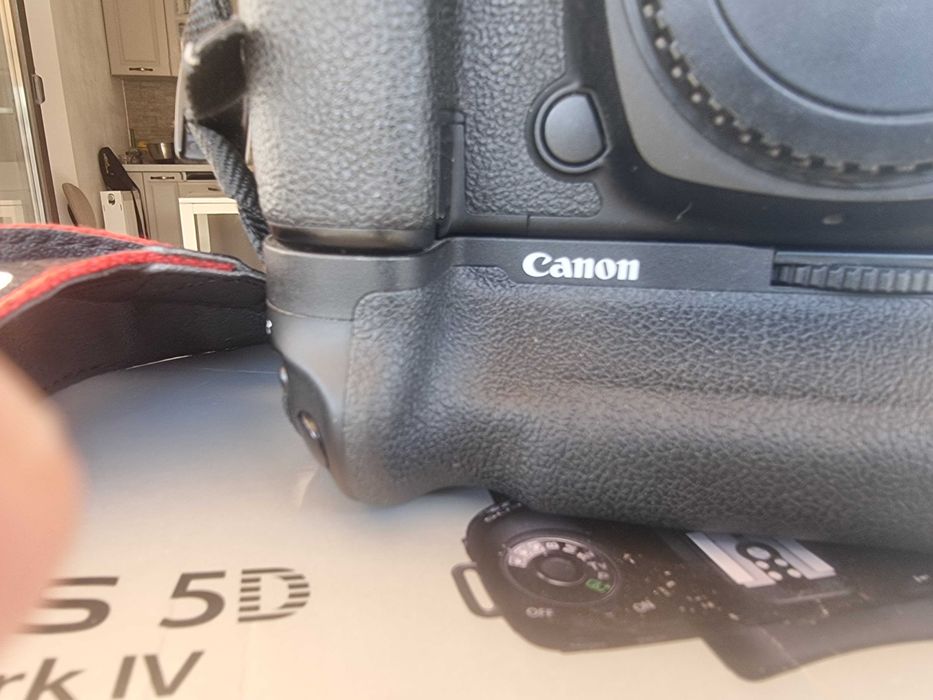 Canon 5D mark IV cu power grip original