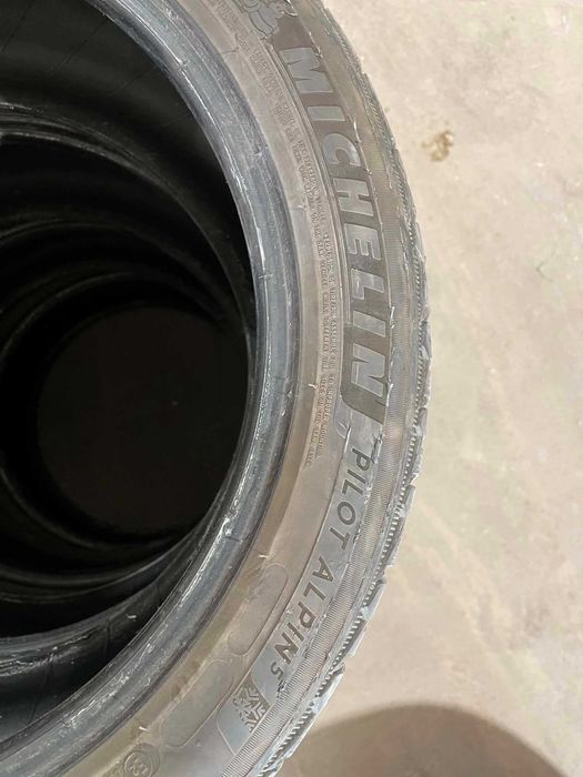 Зимни гуми Размер - 245/40/18  Michelin Pilot Alpin 5 запазени Продават се 4 броя - за гр.Варна - лично предаване