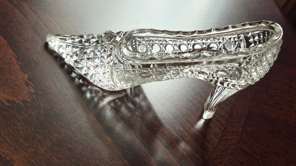 Хрустальная туфелька-башмачок Золушки.