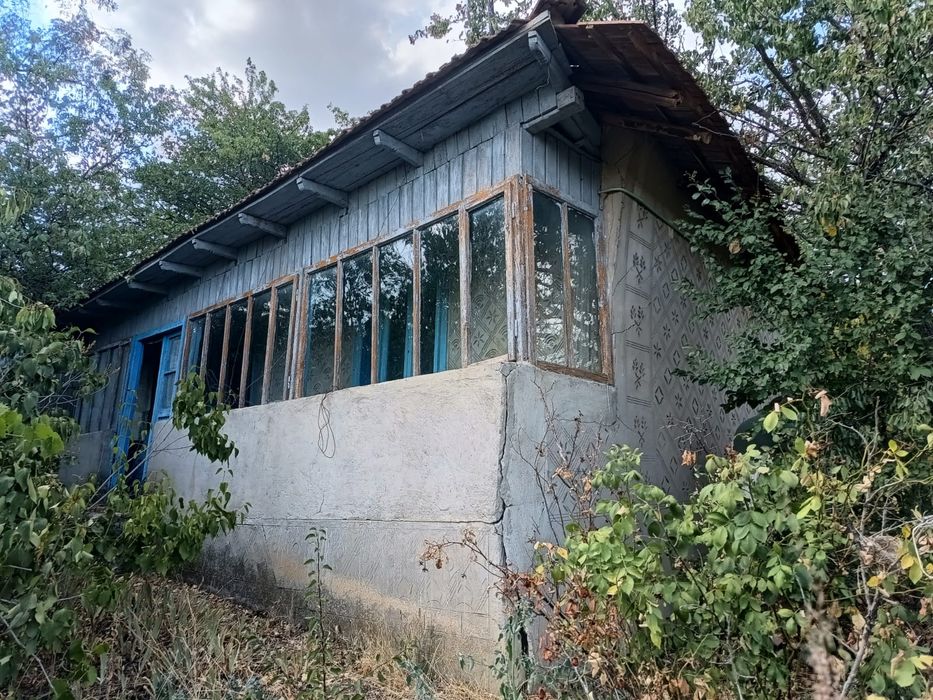Teren intravilan cu casa bătrânească