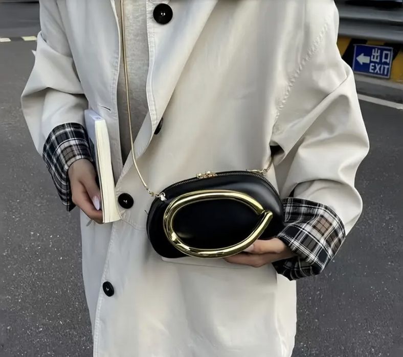 Стилна черна дамска чанта с модерна златна дръжка