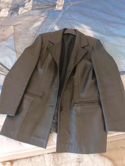 Кожено сако и елегантно зимно палто.