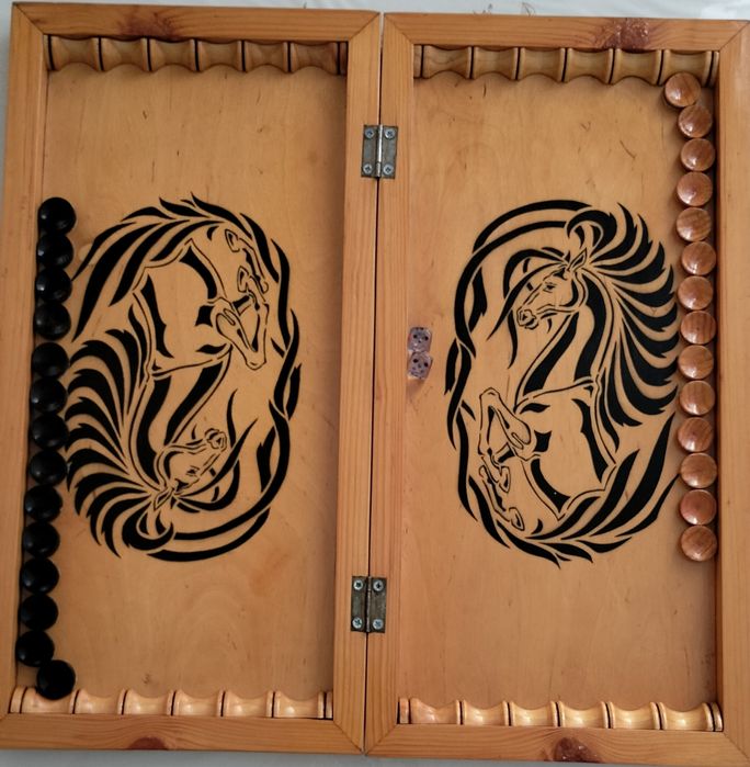 Деревянная доска для игры шахматы