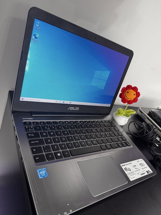 Vând laptop ASUS VivoBook E403SA