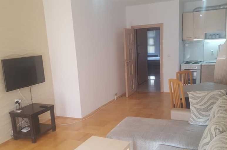 Дава се под наем Тристаен апартамент в Бургас, Център - 100 кв.м за 306 € - Снимка #1