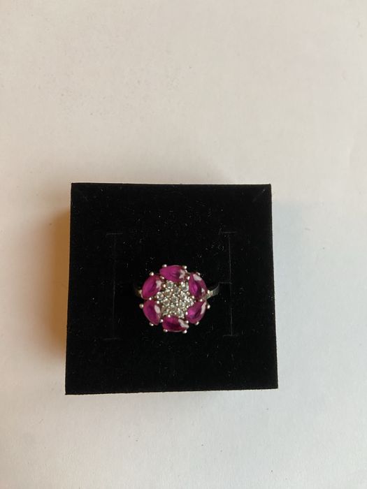 Inel din argint in forma de floare cu pietre albe si rosii