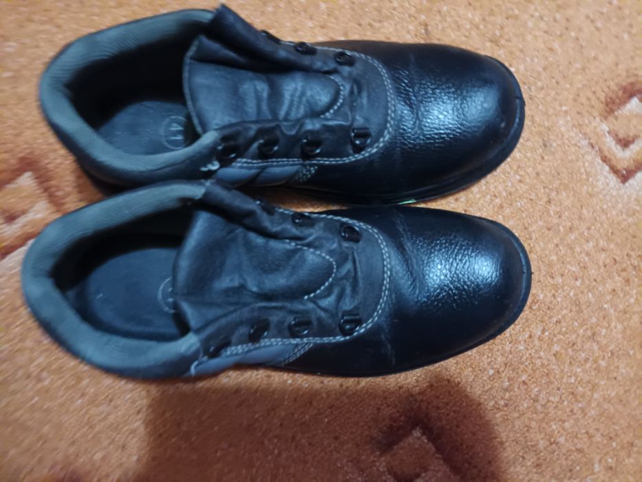 Vand bocanci din piele