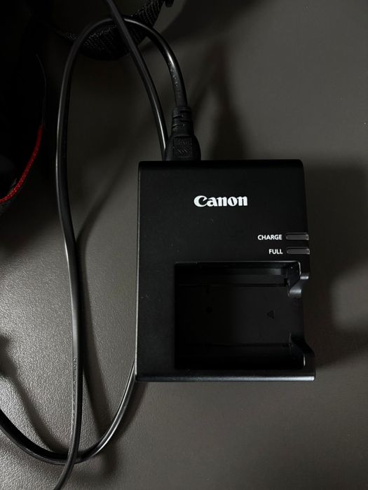 Canon EOS 2000D+ obievtiv Canon EF-S 18-55mm IS  II