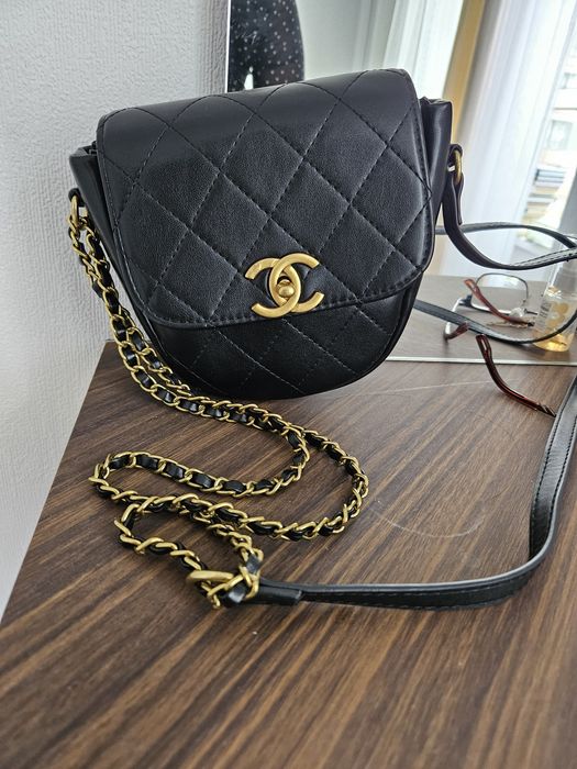 Сумочка под Chanel.
